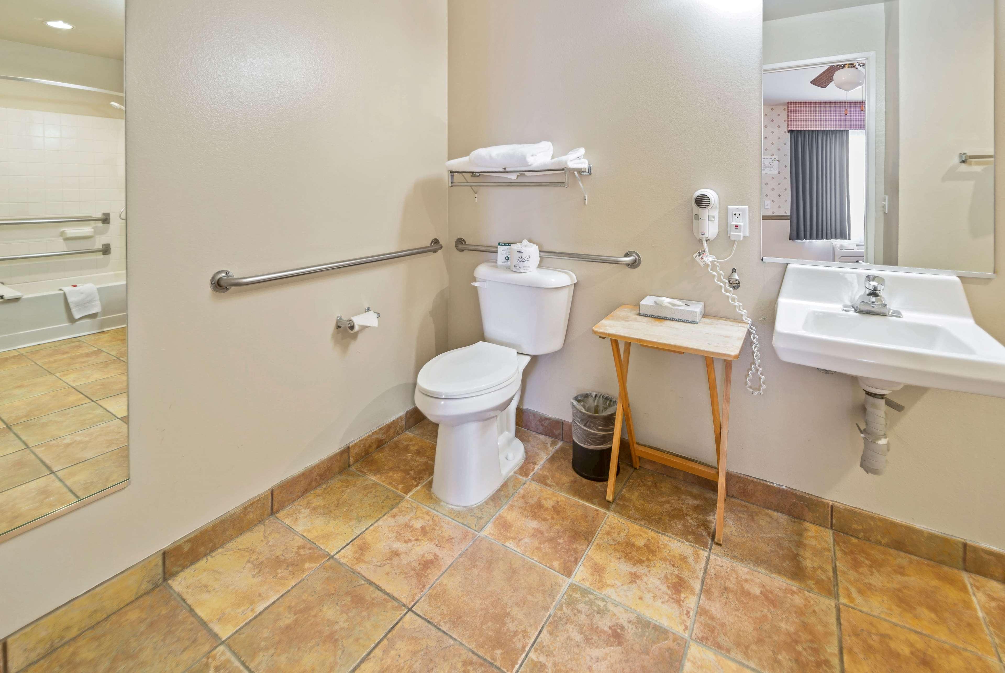 Days Inn By Wyndham Lebec Grapevine Kültér fotó
