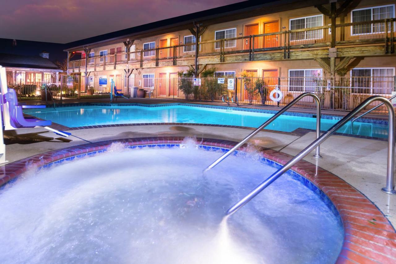 Days Inn By Wyndham Lebec Grapevine Kültér fotó